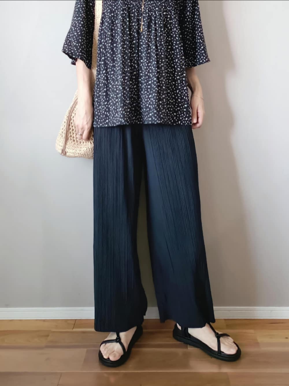 ブルー系のその他パンツ、ベージュ系のバッグ、ブラック系のシャツ/ブラウスを着用したレディースの夏コーディネートの3枚目の写真