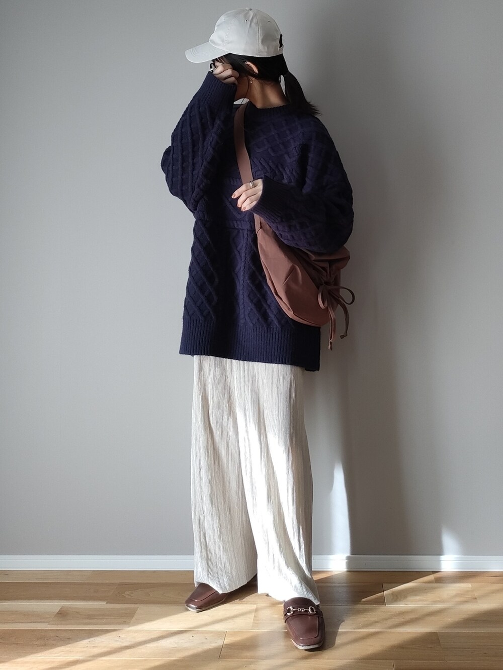 ブルー系のニット/セーター、ブラウン系のショルダーバッグ、ブラウン系のサンダルを着用したレディースの秋コーディネートの3枚目の写真