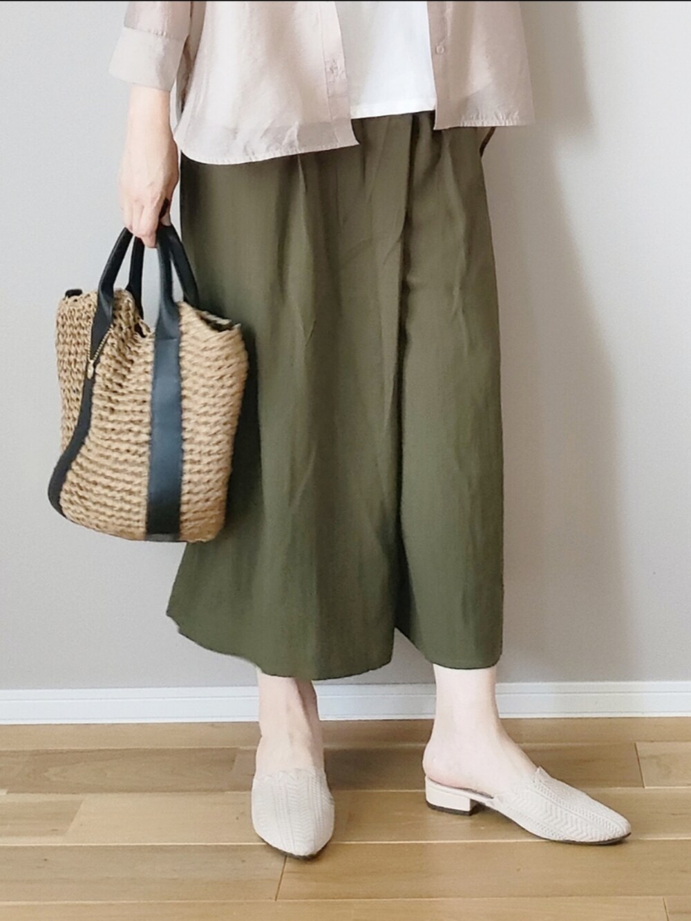 ベージュ系のシャツ/ブラウス、グリーン系のその他パンツ、ブラック系のショルダーバッグを着用したレディースの夏コーディネートの3枚目の写真