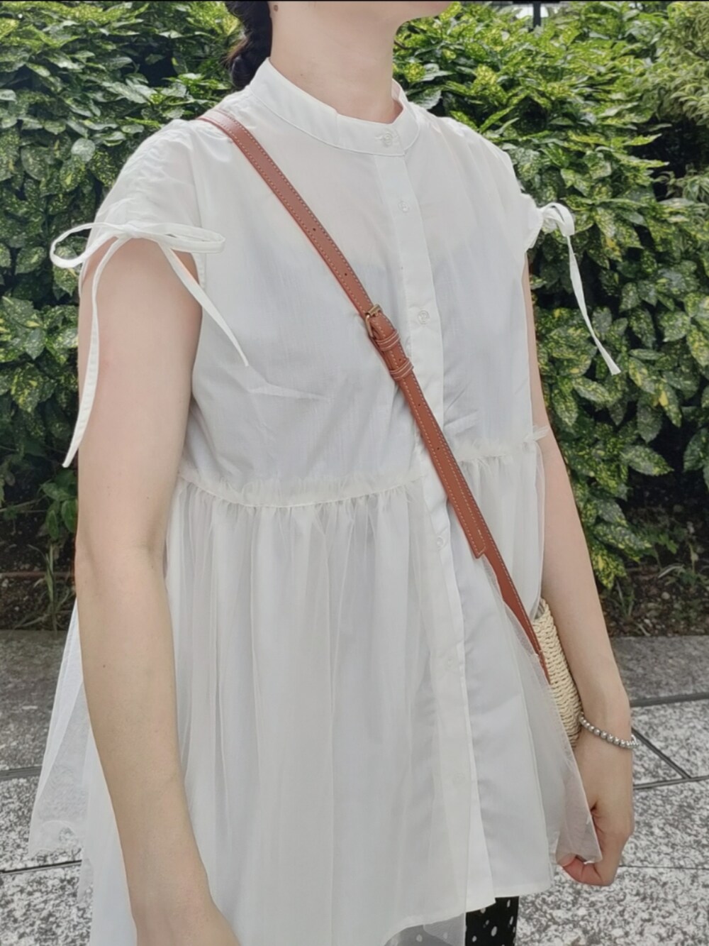 ホワイト系のシャツ/ブラウス、ブラック系のバレエシューズ、ブラウン系のかごバッグを着用したレディースの夏コーディネートの3枚目の写真