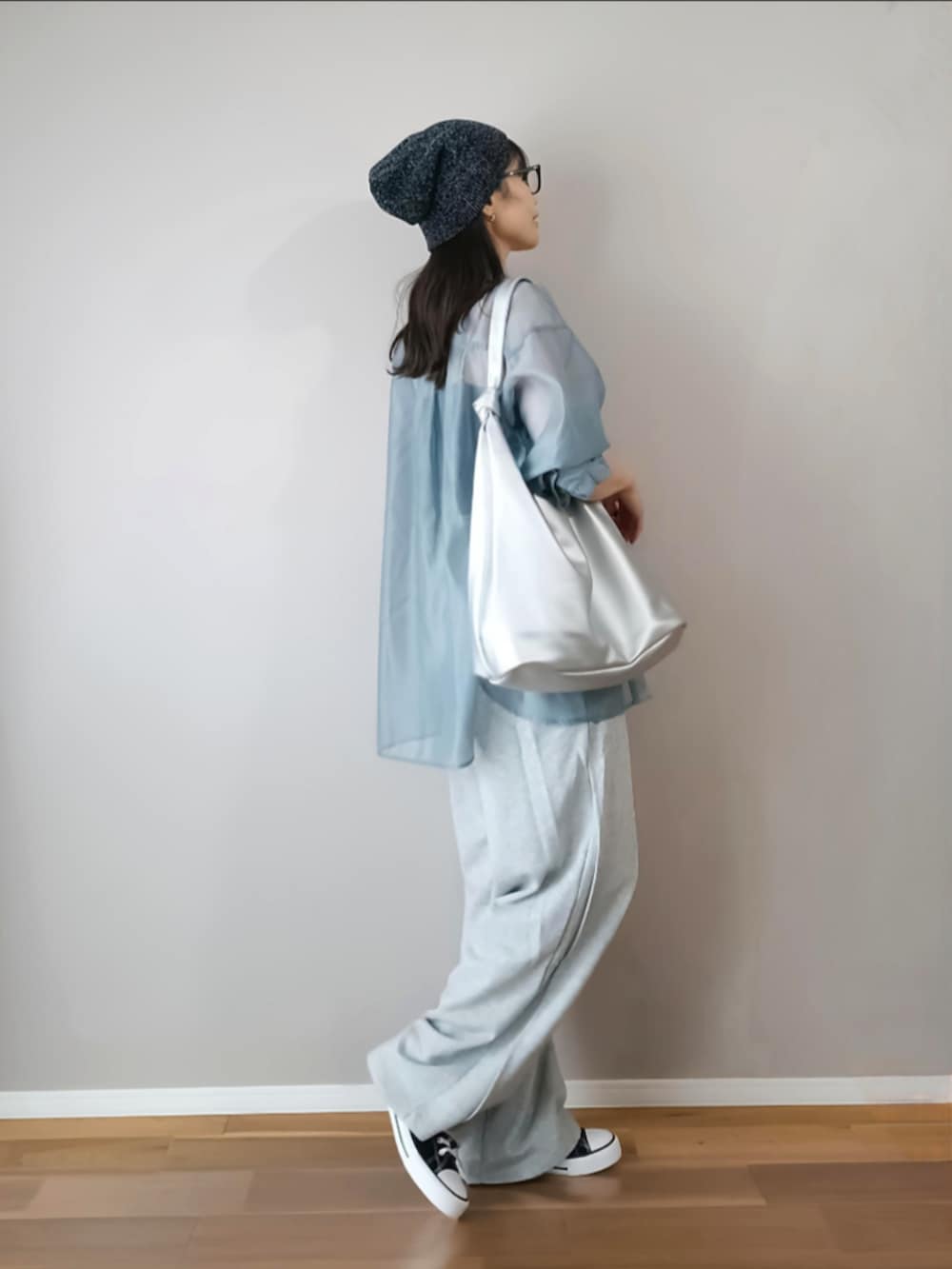 シルバー系のトートバッグ、グレー系のスウェットパンツ、ブルー系のシャツ/ブラウスを着用したレディースの夏コーディネートの2枚目の写真