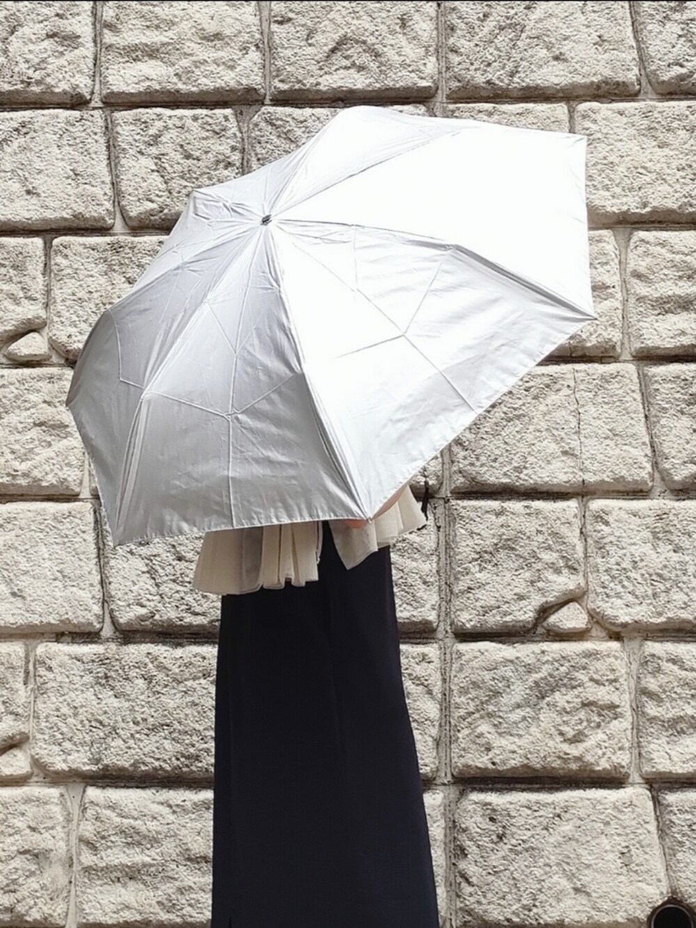 ブラック系のワンピース、シルバー系の折りたたみ傘、ホワイト系の付け襟を着用したレディースの夏コーディネートの3枚目の写真