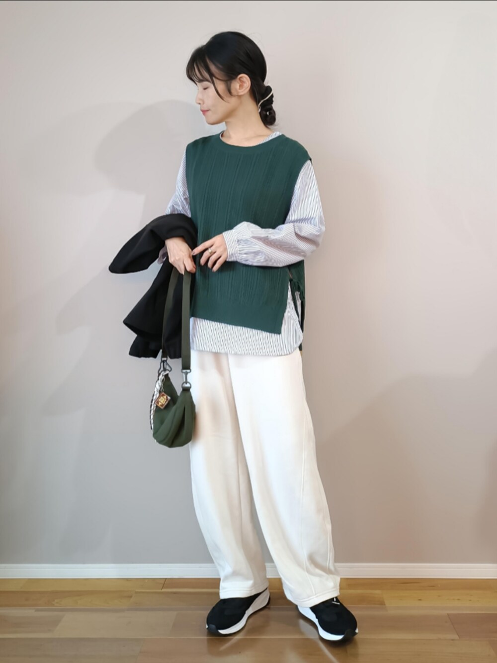 ブラック系のノーカラージャケット、グリーン系のシャツ/ブラウス、ブラック系のスニーカーを着用したレディースの秋コーディネートの4枚目の写真