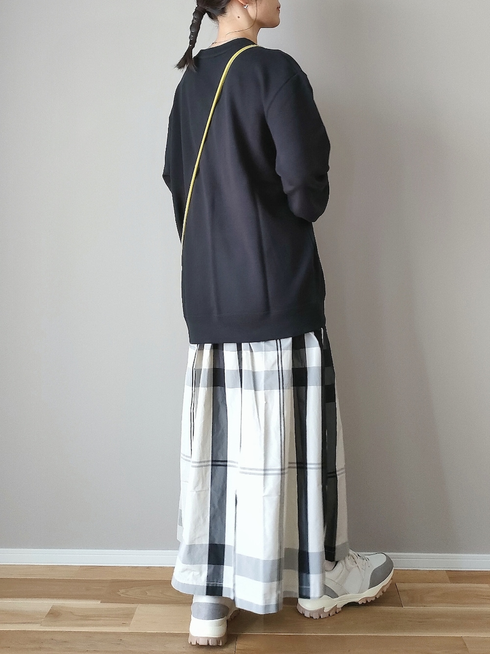 「AREATE、discus、大人カジュアル、フレアスカート、チェックスカート、スウェット、秋服、ラフコーデ、ANGIE VINTAGE、シェリーアイランド、ロゴスウェット、スニーカー」｜「DISCUS ATHLETICのDISCUS ATHLETIC/ディスカス アスレチック USAコットンカレッジプリントスウェットプルオーバー（スウェット、ブラック系）」を使った、ｐａｎａさん（骨格ストレート・レディース・162cm）の秋コーディネートの4枚目の写真