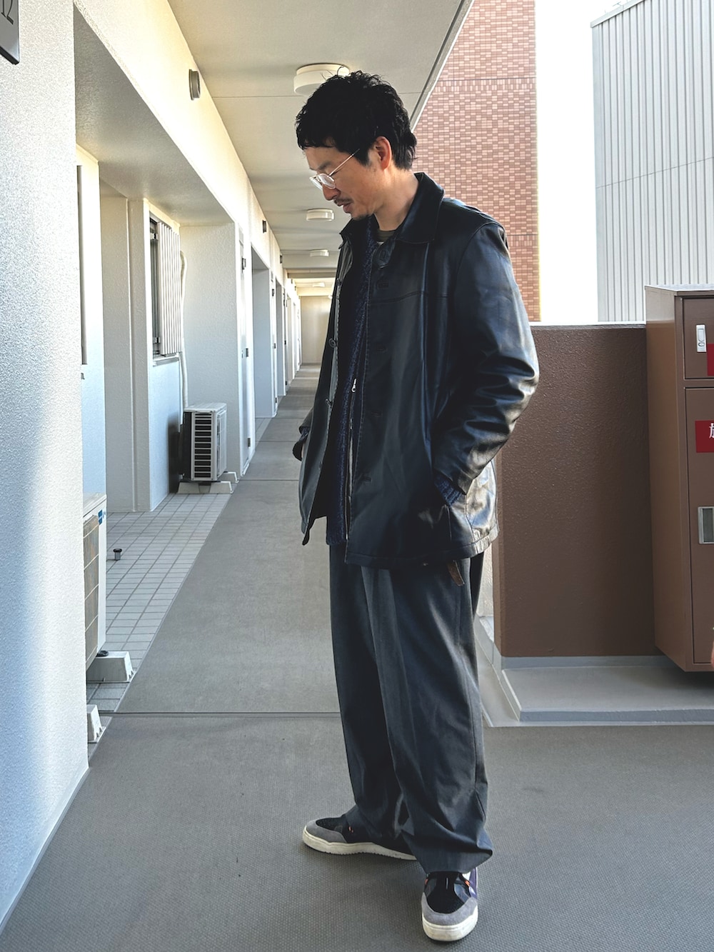 「レザージャケット、レイヤードスタイル、ニット、冬コーデ、カーディガン、めがね、タックワイドパンツ、古着MIX、グレー」｜「VINTAGEのアイテム（カバーオール、ブラック系）」を使った、yosukeさん（メンズ・168cm）の冬コーディネートの2枚目の写真