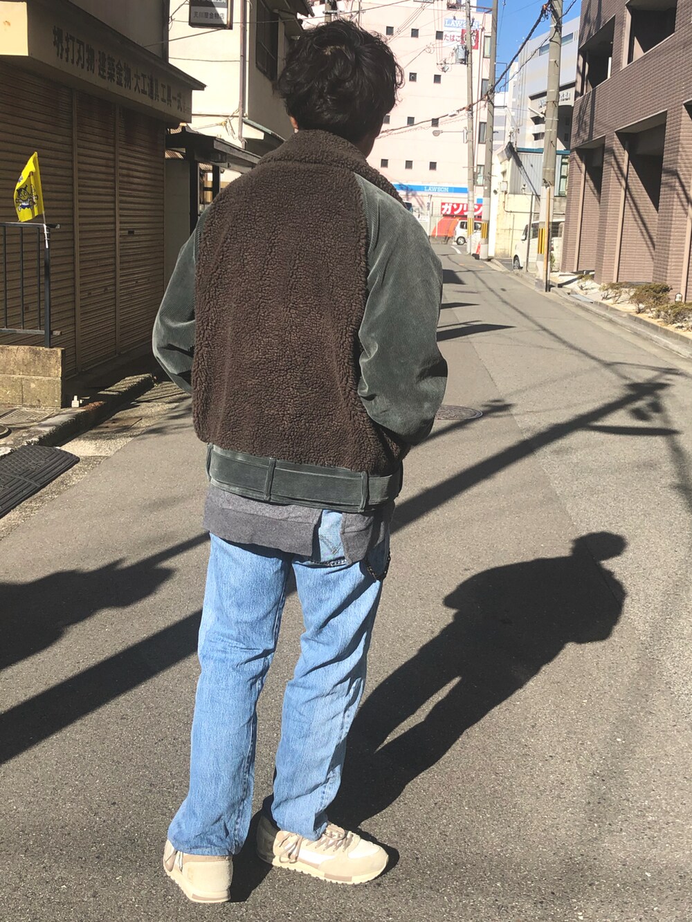 「今日のコーデ、アメカジ、ベアジャケット、ニット/セーター、古着MIX、ボアジャケット、コーデュロイ、オトナカジュアル」｜「FILL THE BILLのアイテム（ムートンコート、グリーン系）」を使った、yosukeさん（メンズ・168cm）の秋コーディネートの3枚目の写真