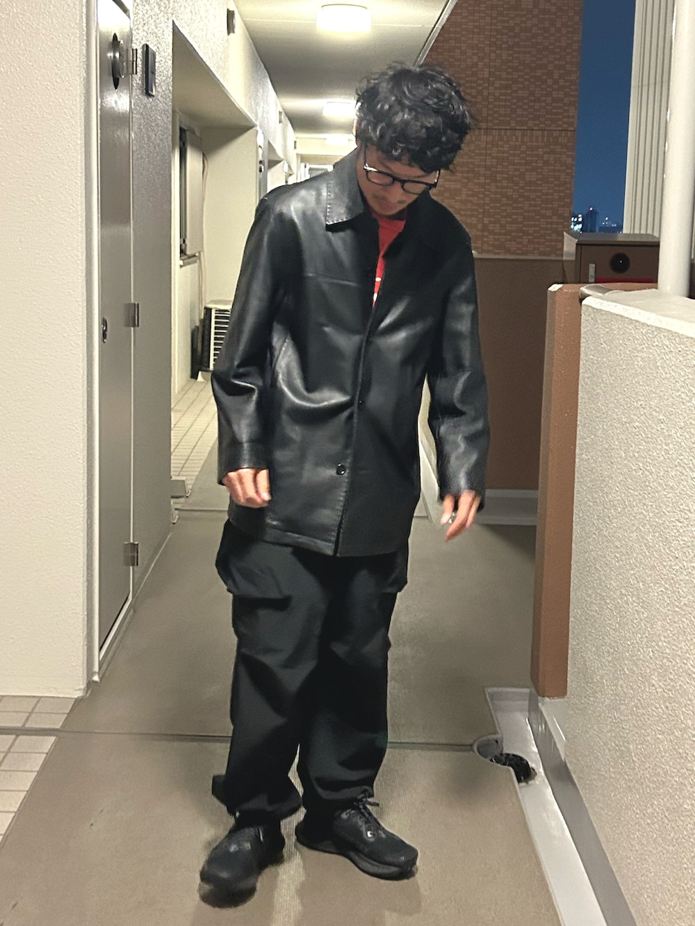 「レザー、レザージャケット、カーコート、秋コーデ、モノトーンコーデ、古着コーデ、カーゴパンツ」｜「VINTAGEのアイテム（カバーオール、ブラック系）」を使った、yosukeさん（メンズ・168cm）の秋コーディネートの4枚目の写真