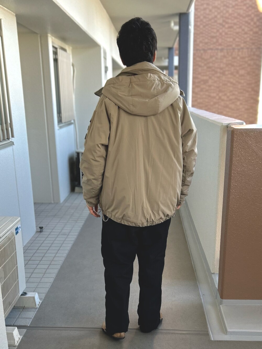 ベージュ系のブルゾン、ベージュ系のダウンジャケット/コート、ブラック系のパンツを着用したメンズの冬コーディネートの3枚目の写真