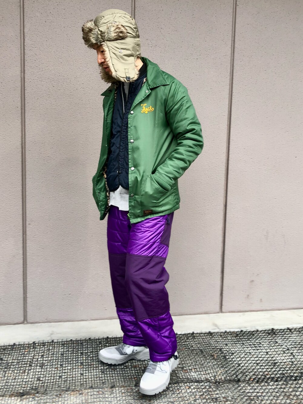 「冬コーデ、キャンプ、コーチジャケット、キルティングジャケット、ダウンパンツ、フライトキャップ、カラーパレット、レイヤードスタイル、古着MIX」｜「VINTAGEのアイテム（ナイロンジャケット、ブルー系）」を使った、yosukeさん（メンズ・168cm）の冬コーディネートの2枚目の写真