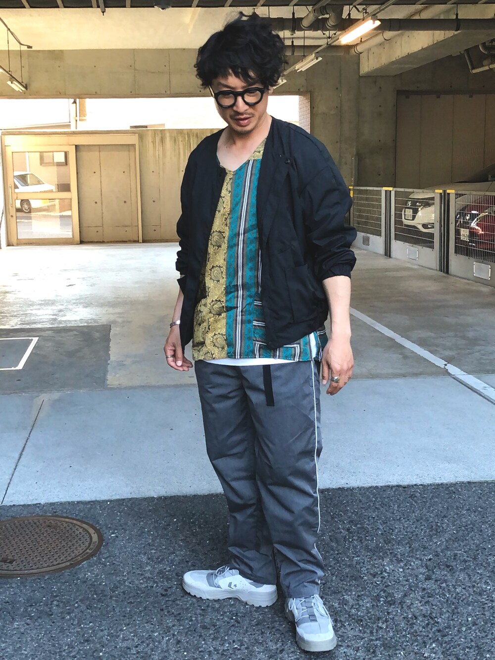 「シンプルコーデ、大人カジュアル、柄シャツ、アウトドアスタイル、春コーデ、テックウェア、ラフコーデ、はるコーデ」｜「F/CE. のF/CE. / エフシーイー : TRUCK JK 2#（ナイロンジャケット、ブラック系）」を使った、yosukeさん（メンズ・168cm）の春コーディネートの2枚目の写真