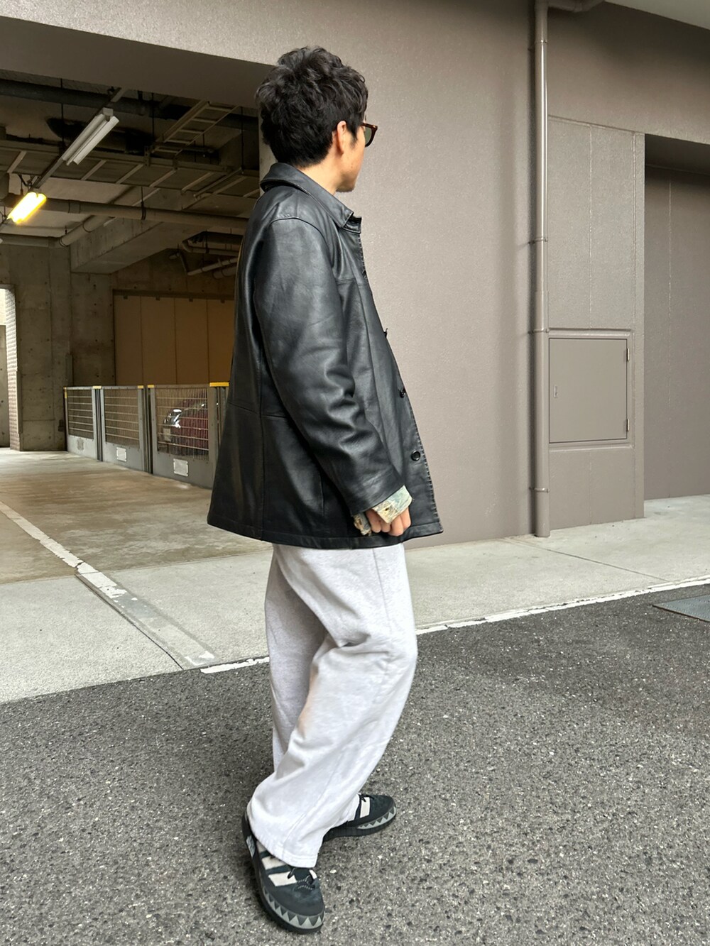 「冬アウター、レザージャケット、冬コーデ、レイヤードスタイル、デニムジャケット、スウェットパンツ、ワイドパンツ、サングラス、カーコート」｜「VINTAGEのアイテム（カバーオール、ブラック系）」を使った、yosukeさん（メンズ・168cm）の冬コーディネートの3枚目の写真