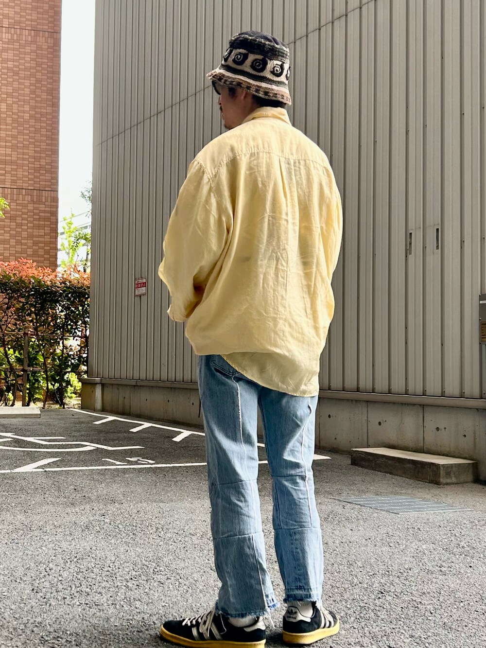 「リラックススタイル、春コーデ、春夏コーデ、イエロー、オーバーサイズ、ビッグシャツ、古着MIX、バケットハット、シンプルスタイル」｜「VINTAGEのアイテム（シャツ/ブラウス、イエロー系）」を使った、yosukeさん（メンズ・168cm）の春コーディネートの2枚目の写真