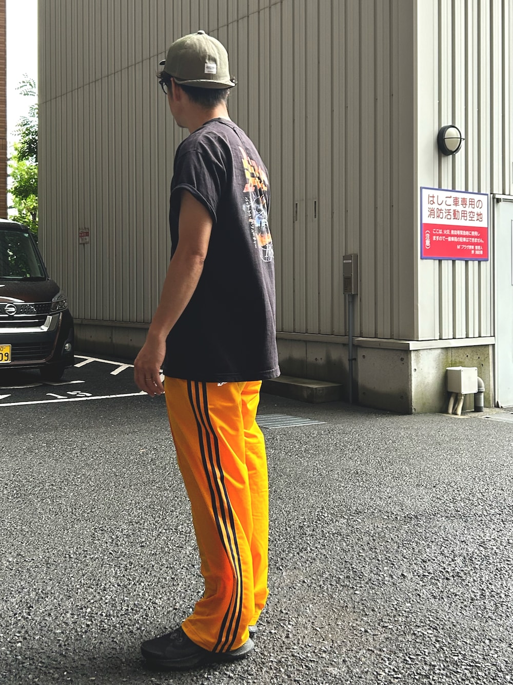 「夏だ！Tシャツ着よう！、フェスコーデ、夏、トラックパンツ、アディダスオリジナルス、メッシュキャップ、スポーツミックス、夏コーデ、スキニー」｜「BAITのBAIT ベイト【2008-BTF】BACKTOTHEFUTURE JP TITLE TEE 206-BTF-TEE-002（Tシャツ/カットソー、ブラック系）」を使った、yosukeさん（メンズ・168cm）の夏コーディネートの2枚目の写真