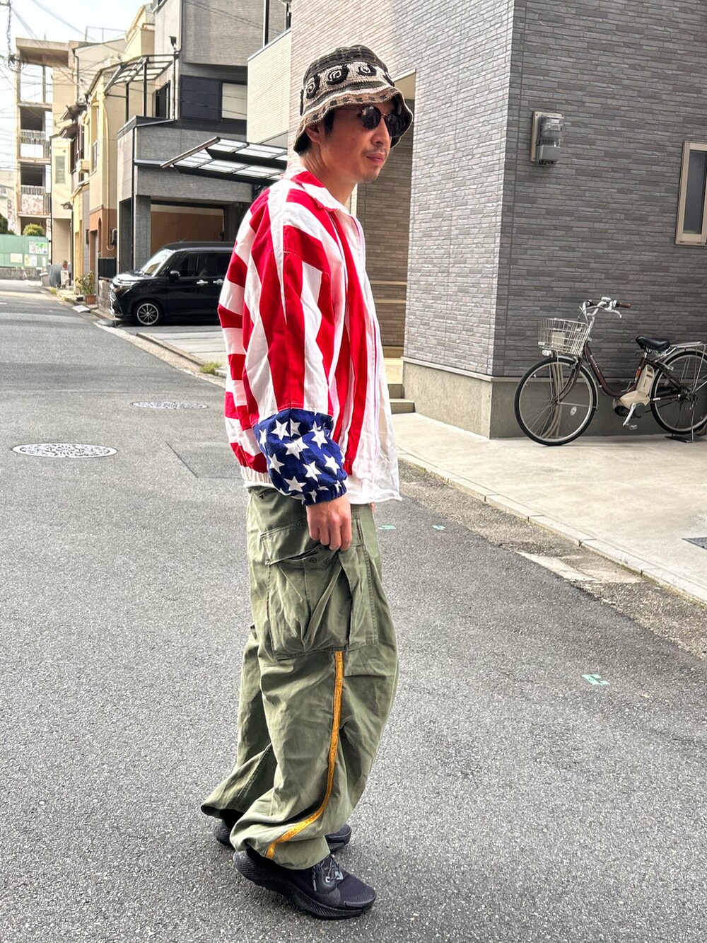 「春のNewスタイル、春服コーデ、古着コーデ、アメカジコーデ、星条旗、ゆるコーデ、春コーデ、カーゴパンツ、バケットハット」｜「VINTAGEの【ヴィンテージ古着】90's Carabella "Budweiser" コットンジャケット（ブルゾン、レッド系）」を使った、yosukeさん（メンズ・168cm）の春コーディネートの2枚目の写真