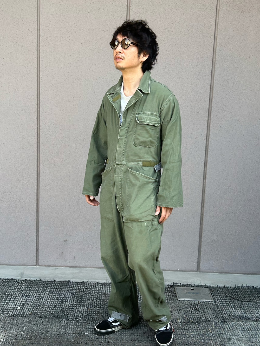 「春、春コーデ、キルティングジャケット、ジャンプスーツ、オールインワン、つなぎ、ミリタリー、キャンプ、ワントーンコーデ、カーキ」｜「oddmentのアイテム（ミリタリージャケット、グリーン系）」を使った、yosukeさん（メンズ・168cm）の春コーディネートの3枚目の写真
