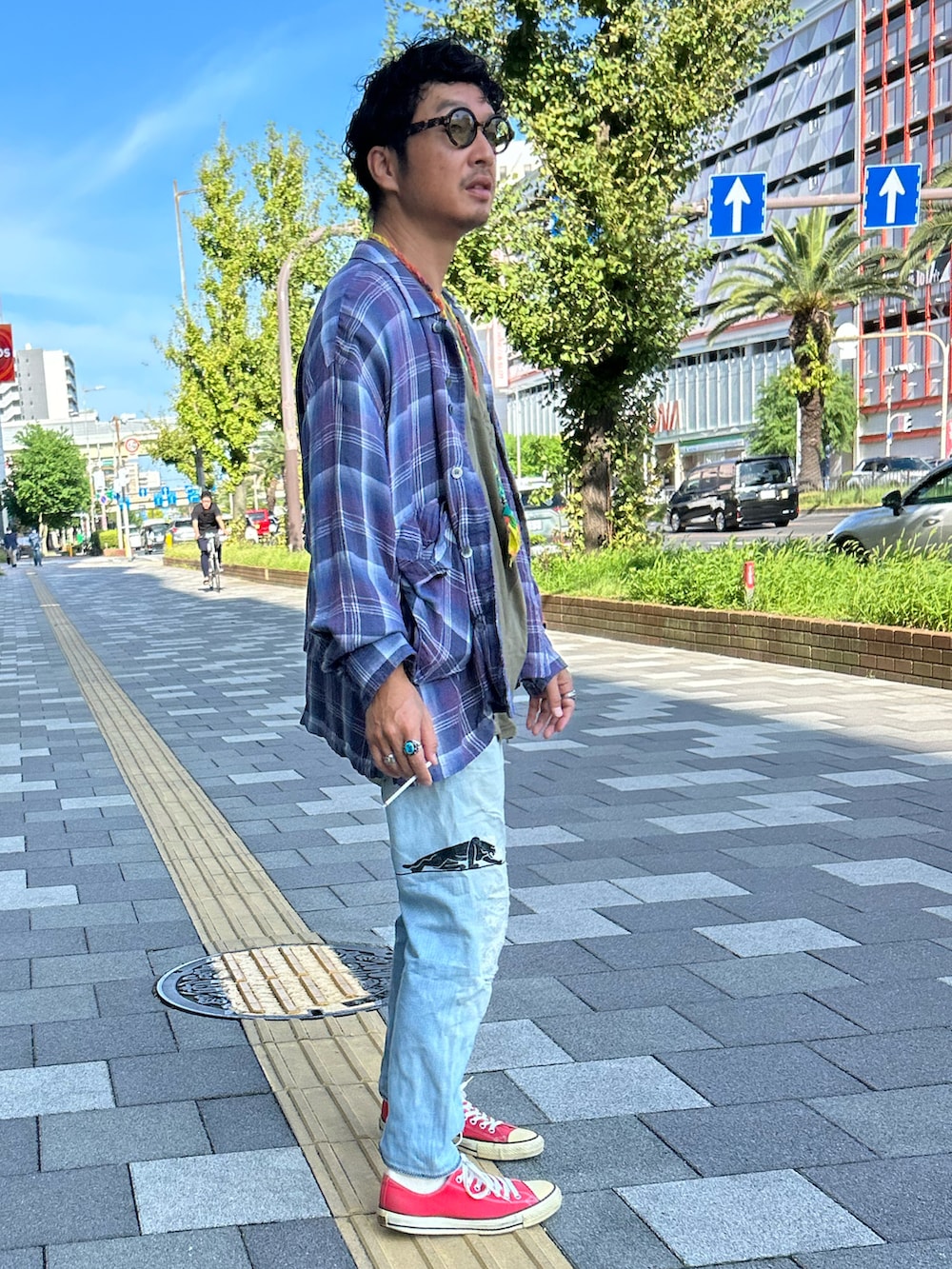 「秋っぽコーデ更新中、秋コーデ、古着MIX、チェックシャツ、オンブレーチェックシャツ、アディダス、ダメージデニムパンツ」｜「GOOD OL'のアイテム（Tシャツ/カットソー、グリーン系）」を使った、yosukeさん（メンズ・168cm）の秋コーディネートの3枚目の写真
