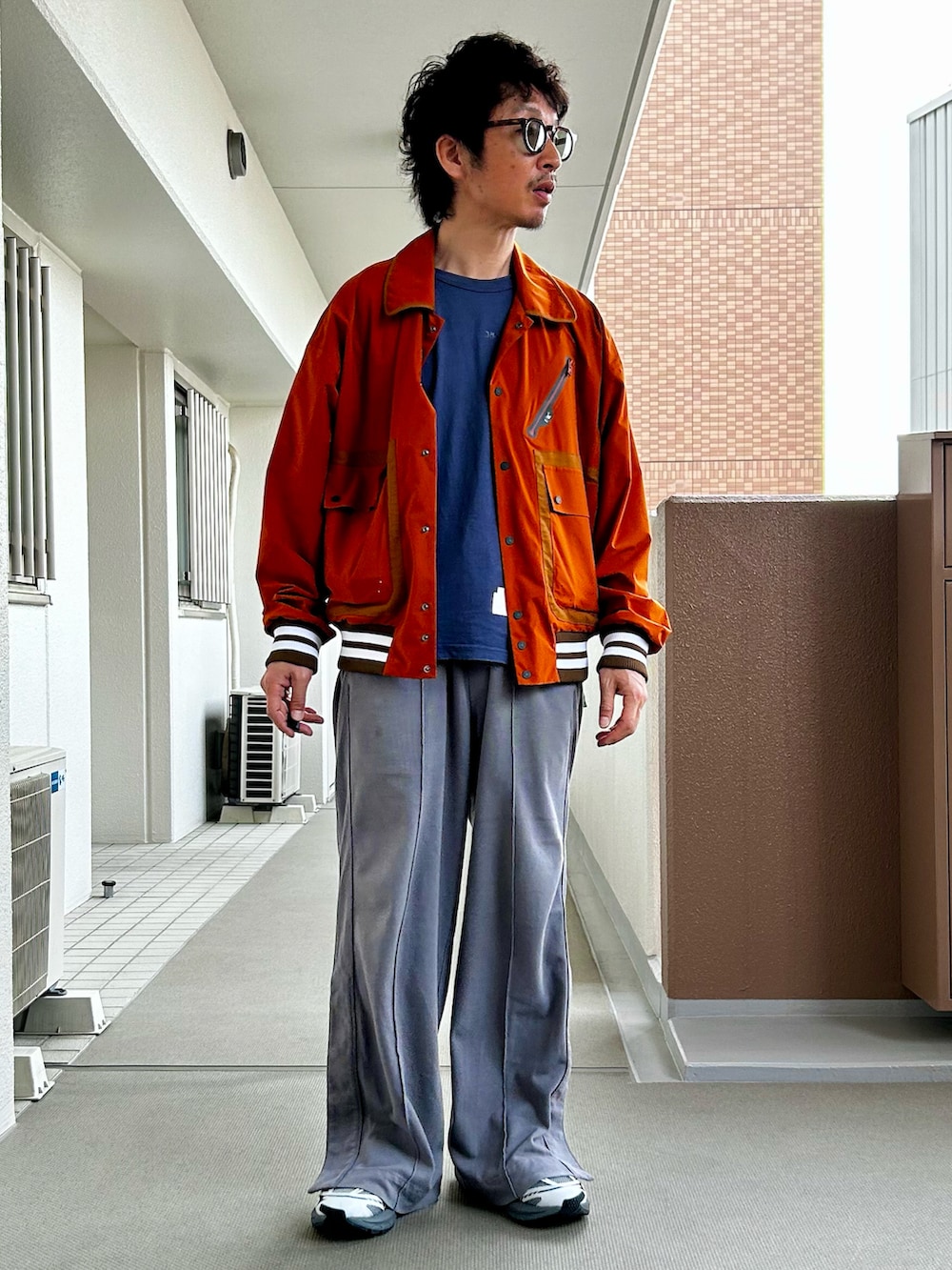 「古着MIX、春コーデ、トラックジャケット、スポーツミックス、トラックパンツ、アウトドアミックス、ゆるコーデ、ナイロンジャケット、ワイドパンツ」｜「F/CE. のF/CE. PERTEX RIB TRACK JK / エフシーイー パーテックス リブ トラック ジャケット（ブルゾン、オレンジ系）」を使った、yosukeさん（メンズ・168cm）の春コーディネートの2枚目の写真
