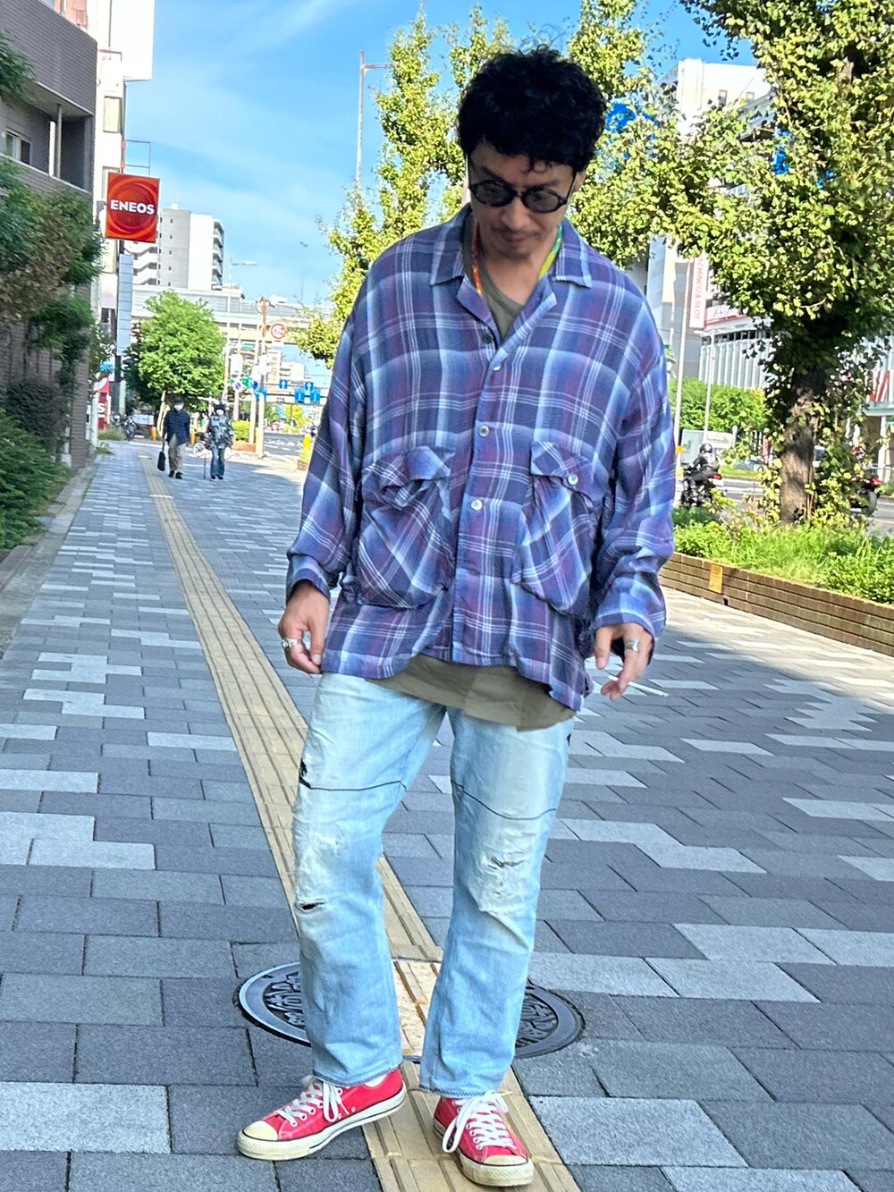 「秋っぽコーデ更新中、秋コーデ、古着MIX、チェックシャツ、オンブレーチェックシャツ、アディダス、ダメージデニムパンツ」｜「GOOD OL'のアイテム（Tシャツ/カットソー、グリーン系）」を使った、yosukeさん（メンズ・168cm）の秋コーディネートの2枚目の写真