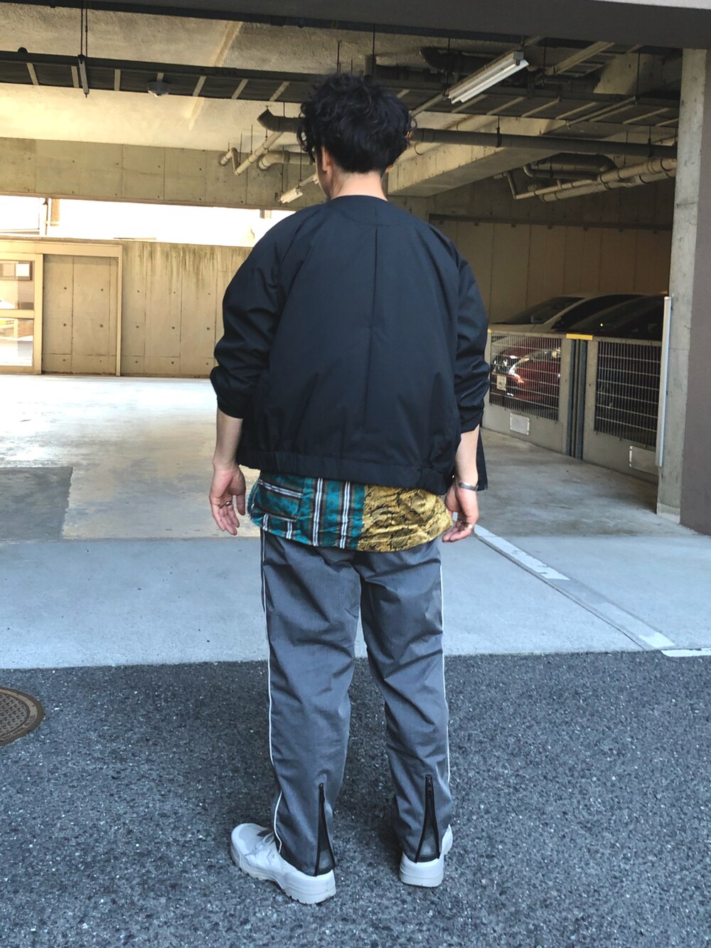 「シンプルコーデ、大人カジュアル、柄シャツ、アウトドアスタイル、春コーデ、テックウェア、ラフコーデ、はるコーデ」｜「F/CE. のF/CE. / エフシーイー : TRUCK JK 2#（ナイロンジャケット、ブラック系）」を使った、yosukeさん（メンズ・168cm）の春コーディネートの3枚目の写真