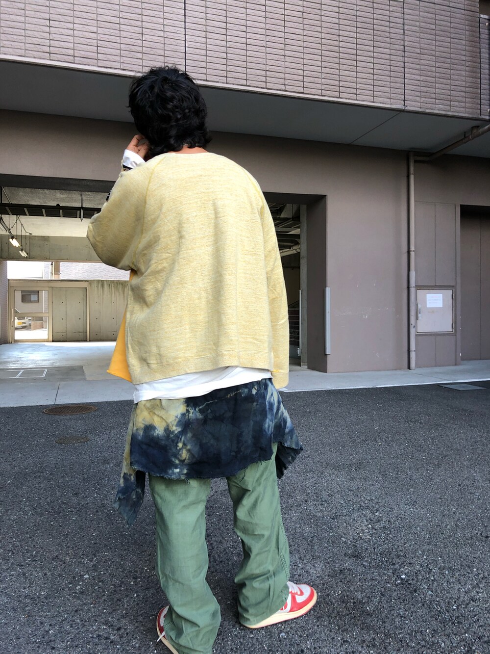 「秋のコーデ、秋冬コーデ、スウェット、ボーダー、レイヤードスタイル、シャツスタイル、ベイカーパンツ」｜「TRAINERBOYSのアイテム（スウェット、イエロー系）」を使った、yosukeさん（メンズ・168cm）の秋コーディネートの4枚目の写真
