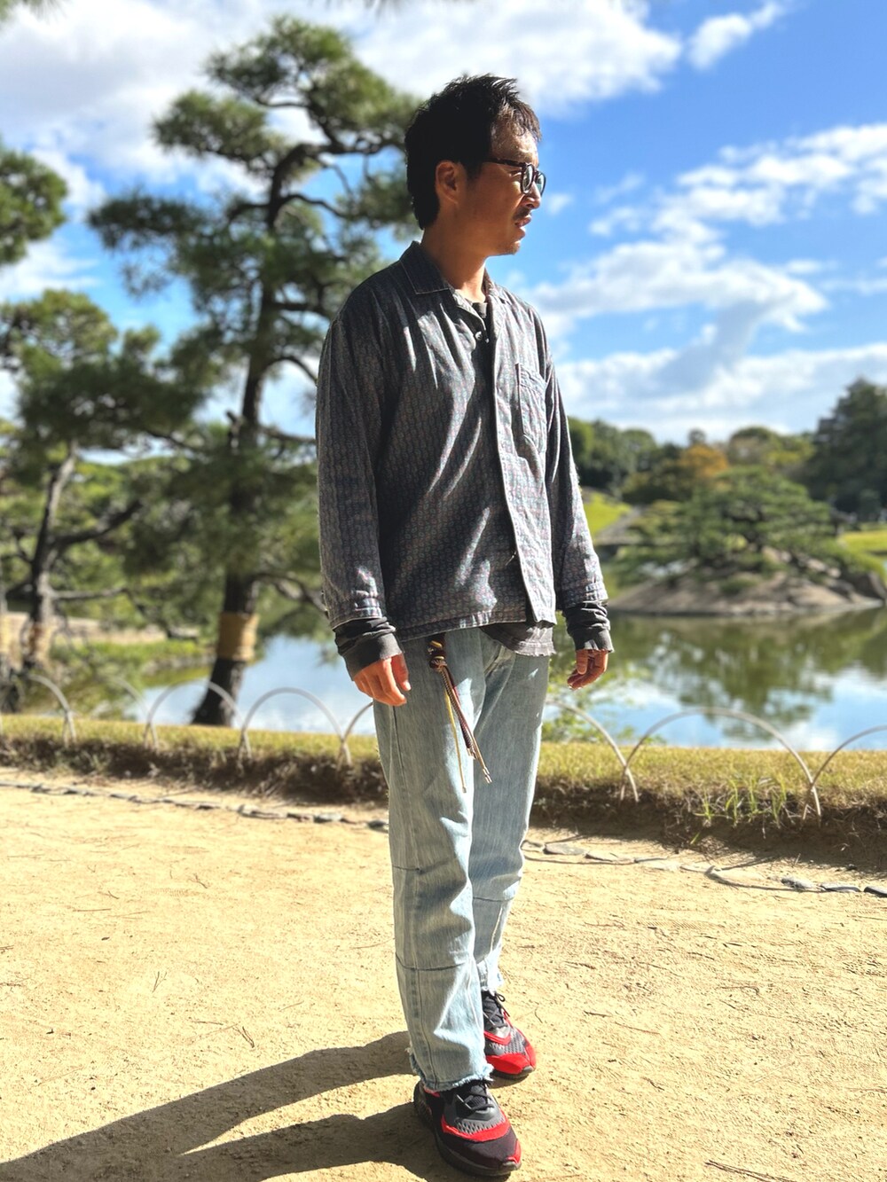 「重ね着ベストシーズン、秋コーデ、ガウンコート、柄シャツ、レイヤードスタイル、リメイク、サングラス、オトナカジュアル」｜「TALKING ABOUT THE ABSTRACTIONのアイテム（ジャケット/アウター、ブルー系）」を使った、yosukeさん（メンズ・168cm）の秋コーディネートの4枚目の写真