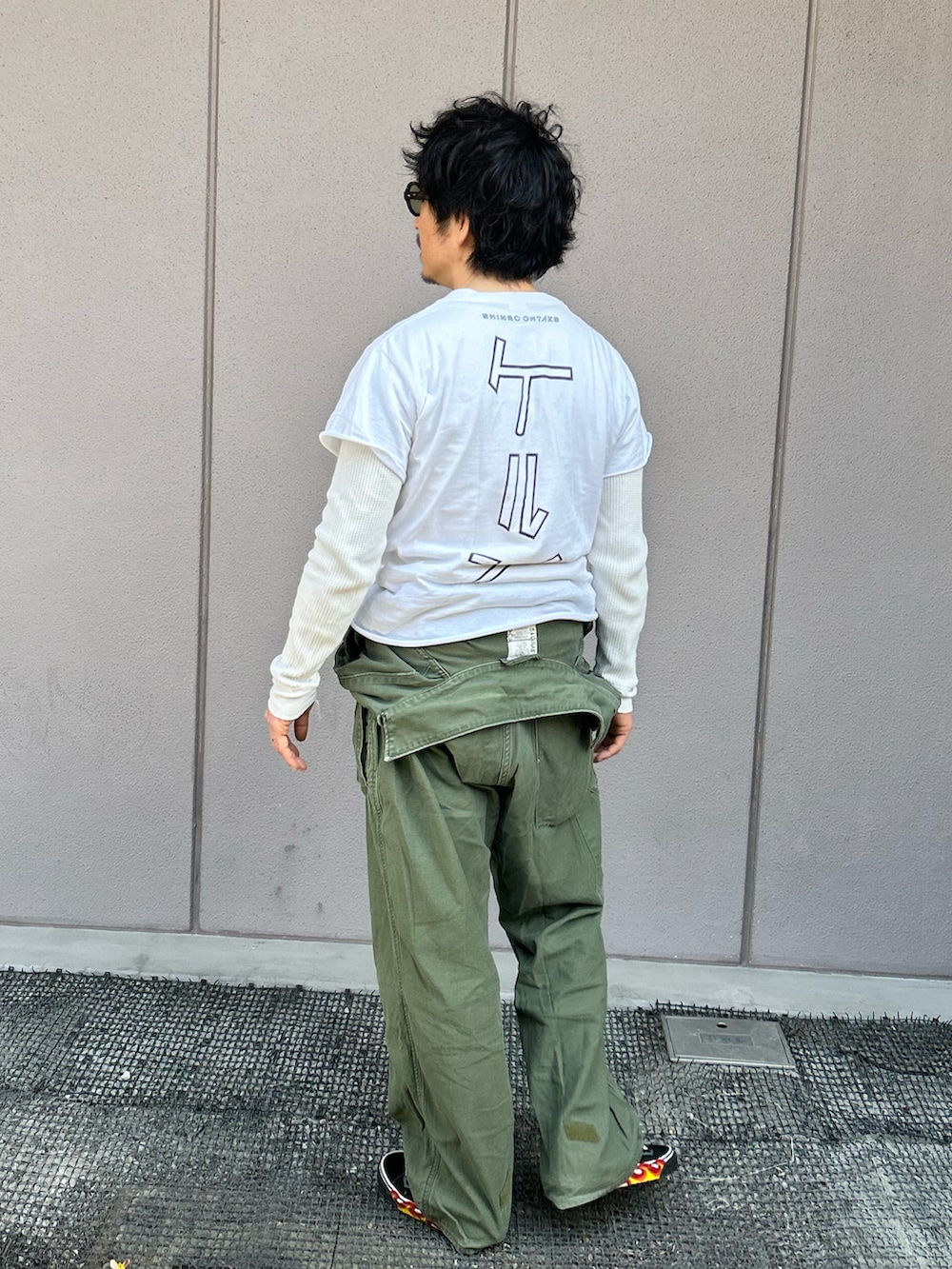 「春、春コーデ、キルティングジャケット、ジャンプスーツ、オールインワン、つなぎ、ミリタリー、キャンプ、ワントーンコーデ、カーキ」｜「oddmentのアイテム（ミリタリージャケット、グリーン系）」を使った、yosukeさん（メンズ・168cm）の春コーディネートの5枚目の写真
