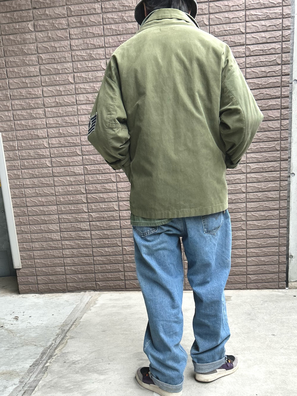 ブラウン系のスウェット、グリーン系のシャツ/ブラウス、グリーン系のカーディガン/ボレロを着用したメンズの春コーディネートの4枚目の写真