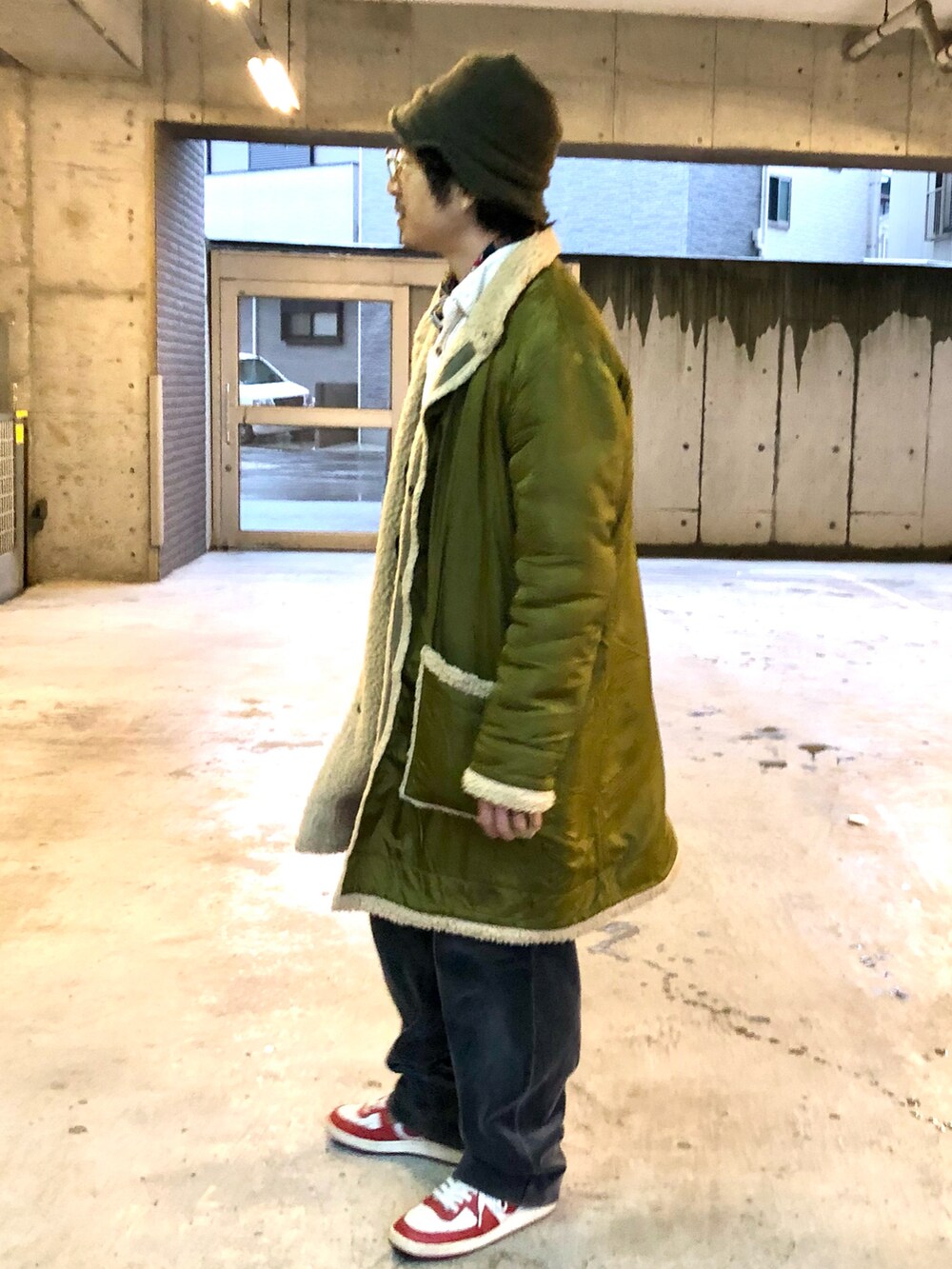 「冬コーデ、大人カジュアル、ボアコート、ミリタリー、メガネ男子、古着MIX、レイヤードスタイル、あったかコーデ、ゆるコーデ、コーデュロイパンツ」｜「JOURNAL STANDARD J.S HOMESTEADのアイテム（ムートンコート、グリーン系）」を使った、yosukeさん（メンズ・168cm）の冬コーディネートの2枚目の写真