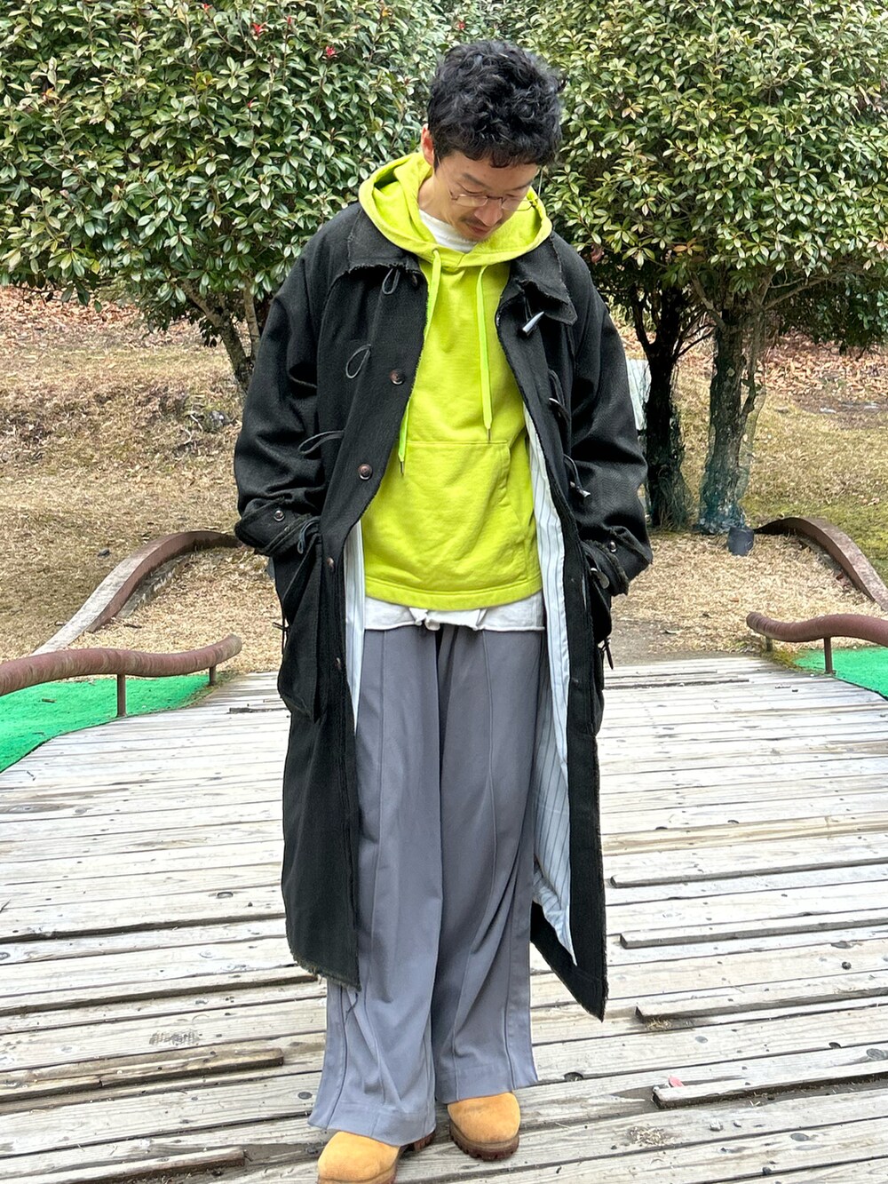 「レイヤードスタイル、トラックパンツ、メガネ男子、冬コーデ、コート、ネオンカラー、大人カジュアル、ジャージ、ティンバーランド」｜「kooiのアイテム（ダッフルコート、ブラック系）」を使った、yosukeさん（メンズ・168cm）の冬コーディネートの2枚目の写真