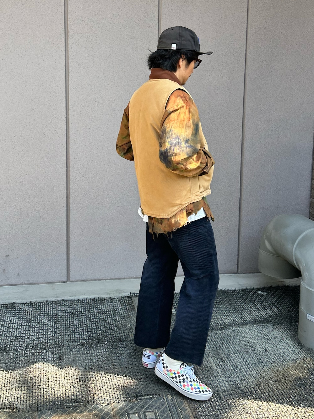 「春、春コーデ、大人カジュアル、ベスト、アメカジ、タイダイ柄、リメイク、ラフコーデ」｜「JOURNAL STANDARD J.S HOMESTEADのアイテム（シャツ/ブラウス、ブラウン系）」を使った、yosukeさん（メンズ・168cm）の春コーディネートの2枚目の写真