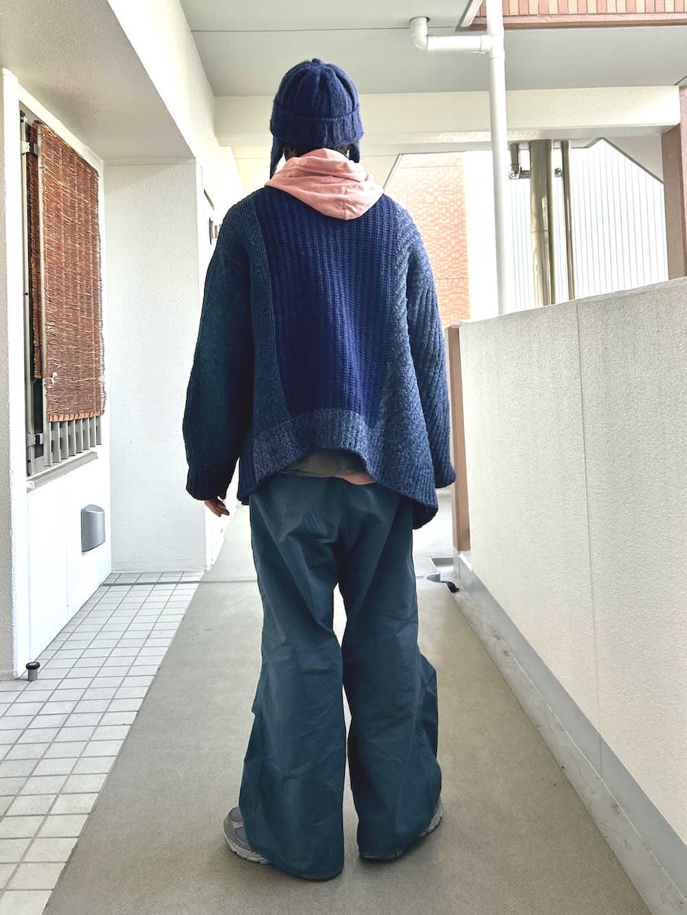 「真冬のあったかスタイル、冬コーデ、レイヤードスタイル、カーディガン、レザージャケット、ワイドパンツ、サングラス、大人カジュアル、ブルー、ニューバランス」｜「UNE MANSIONのフライトキャップ/ニット耳あて帽子（ニットキャップ/ビーニー、ブルー系）」を使った、yosukeさん（メンズ・168cm）の冬コーディネートの4枚目の写真