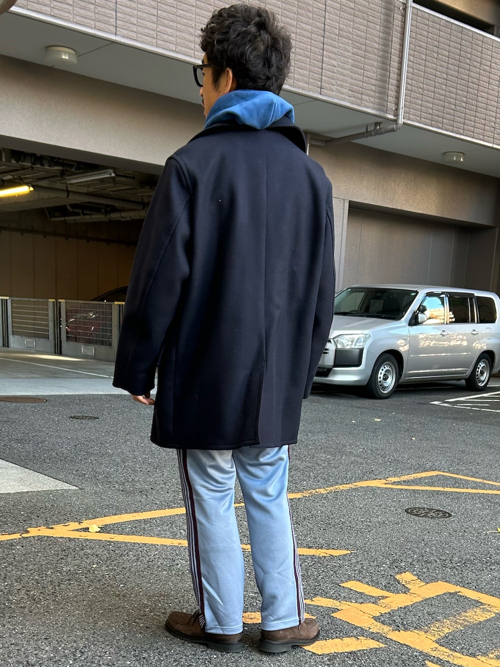 「冬コーデ、ピーコート、レイヤードスタイル、トラックパンツ、きれいめカジュアル、スポーツミックス、大人カジュアル、冬アウター、ナイロンジャケット、めがね」｜「Ets.MATERIAUXのアイテム（ピーコート、ブルー系）」を使った、yosukeさん（メンズ・168cm）の冬コーディネートの3枚目の写真