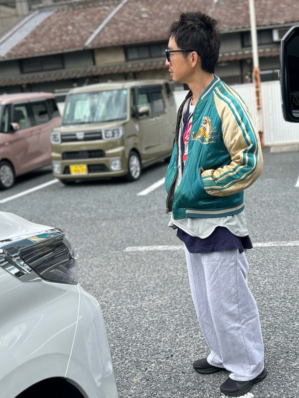 「秋服コーデ、秋コーデ、スカジャン、スウェットパンツ、ベースボールシャツ、レイヤードスタイル、古着MIX、スポーツミックス、重ね着ベストシーズン」｜「VINTAGEのアイテム（スカジャン、グリーン系）」を使った、yosukeさん（メンズ・168cm）の秋コーディネートの2枚目の写真