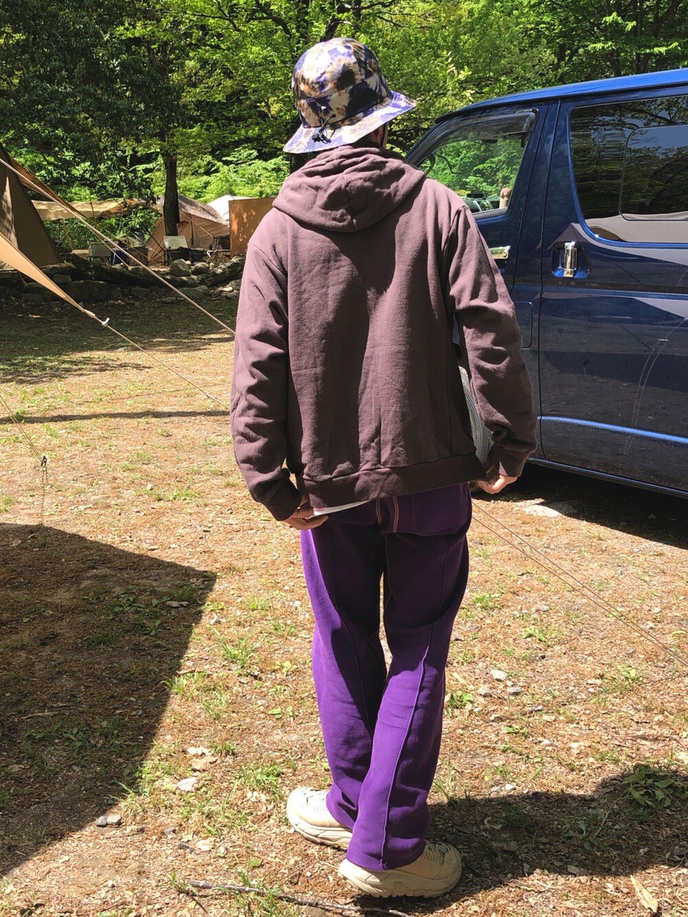 「キャンプ、アウトドアスタイル、ラフ、古着、スウェットパンツ、アウトドアコーデ、レイヤードスタイル、ミリタリー、バケットハット」｜「masterkeyのアイテム（ベスト、グリーン系）」を使った、yosukeさん（メンズ・168cm）の春コーディネートの5枚目の写真
