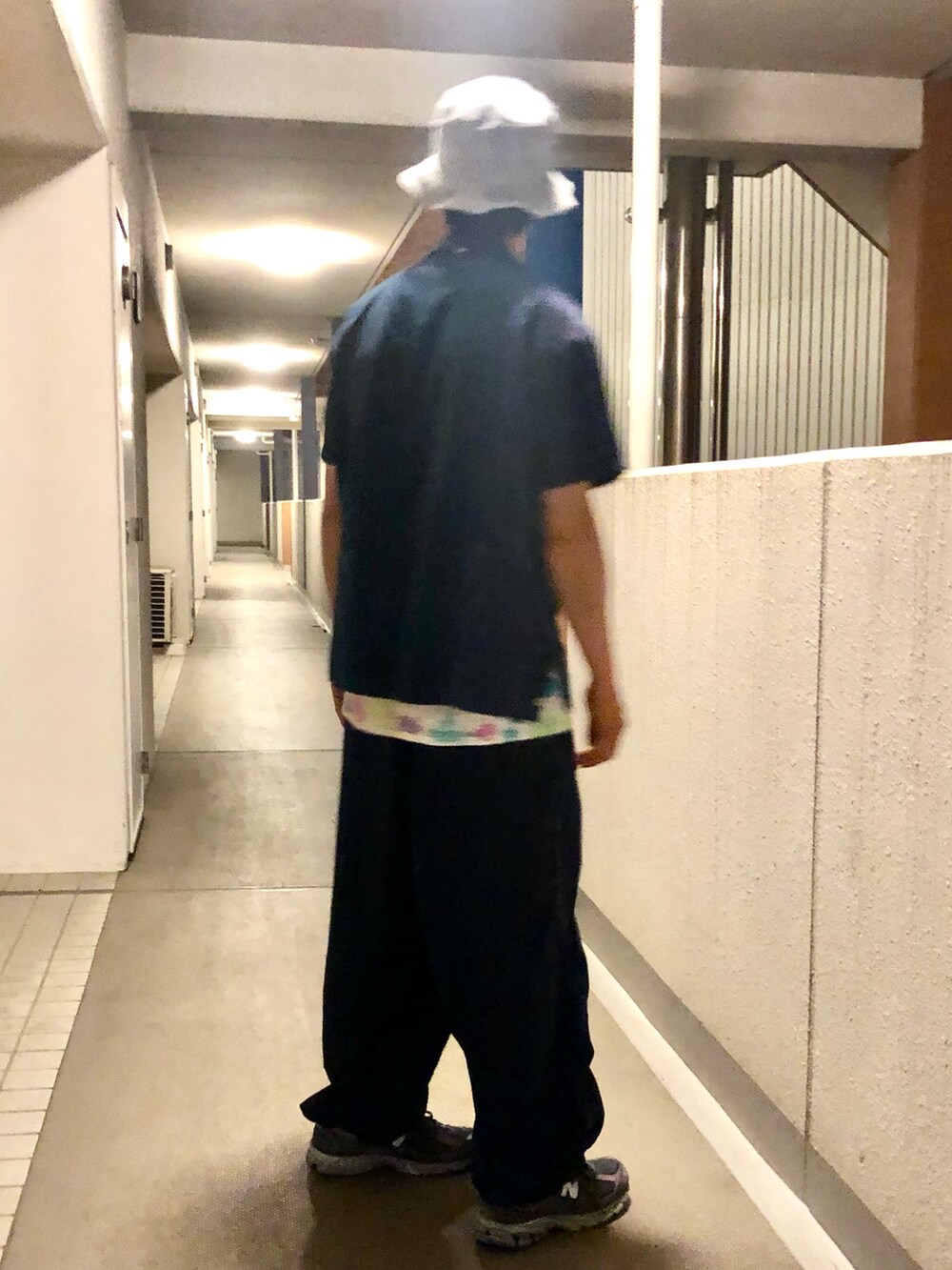 「古着MIX、オープンカラーシャツ、ハット、ブルー、タイダイ柄、シンプルスタイル、スノーパンツ、ワイドパンツ、オーバーサイズ」｜「YSTRDY's TMRRWの＜YSTRDY's TMRRW (イエスタデイズトゥモロウ )＞ MIX HOPPER SS/シャツ □□（シャツ/ブラウス、ブルー系）」を使った、yosukeさん（メンズ・168cm）の秋コーディネートの3枚目の写真