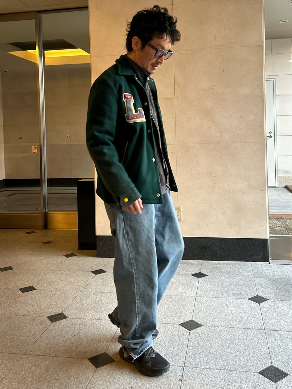 「オトナカジュアル、アメカジ、春コーデ、トラックジャケット、レイヤードスタイル、ナイロンジャケット、古着MIX、リーバイス、ワイドパンツ、スタジャン」｜「VINTAGEのアイテム（スタジャン、グリーン系）」を使った、yosukeさん（メンズ・168cm）の春コーディネートの3枚目の写真