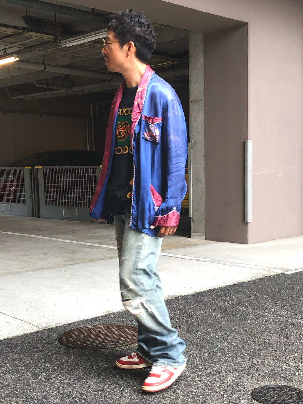 「デニムっていいよね、古着、ブートTシャツ、初夏コーデ、ゆるコーデ、古着MIX、アメカジコーデ、スカジャン、メガネ男子」｜「GILDANのアイテム（Tシャツ/カットソー、ブラック系）」を使った、yosukeさん（メンズ・168cm）の夏コーディネートの3枚目の写真