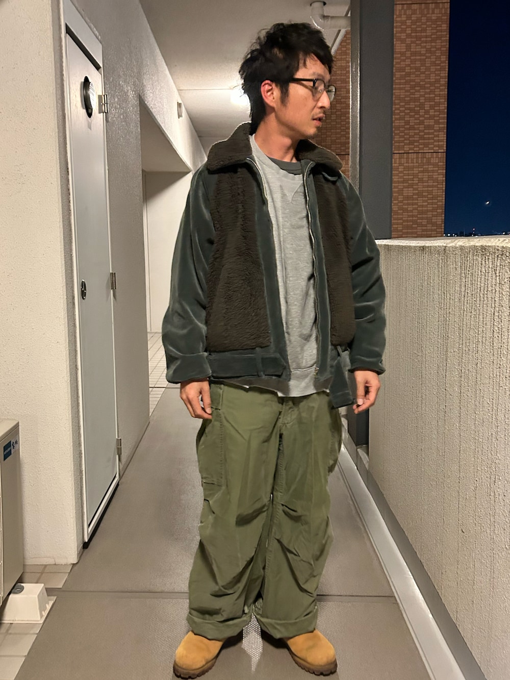 「冬コーデ、グリズリージャケット、ベアージャケット、古着MIX、カーゴパンツ、M-65、Timberland、ブーツ、ボアジャケット」｜「FILL THE BILLのアイテム（ムートンコート、グリーン系）」を使った、yosukeさん（メンズ・168cm）の冬コーディネートの2枚目の写真