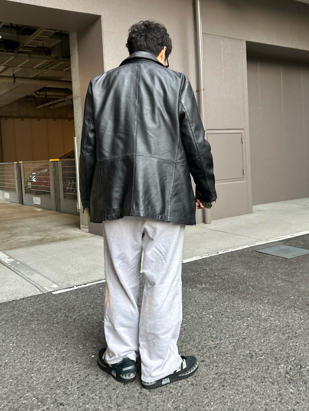 「冬アウター、レザージャケット、冬コーデ、レイヤードスタイル、デニムジャケット、スウェットパンツ、ワイドパンツ、サングラス、カーコート」｜「VINTAGEのアイテム（カバーオール、ブラック系）」を使った、yosukeさん（メンズ・168cm）の冬コーディネートの4枚目の写真