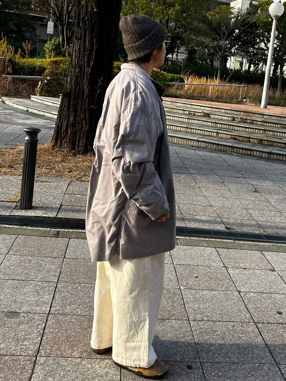 「大人カジュアル、冬コーデ、春コーデ、レイヤードスタイル、淡色コーデ、モッズコート、ゆるコーデ、ワイドパンツ、ビッグシルエット、issuethings、拳骨創造、ホワイトパンツ」｜「ISSUETHINGSのアイテム（モッズコート、グレー系）」を使った、yosukeさん（メンズ・168cm）の冬コーディネートの2枚目の写真