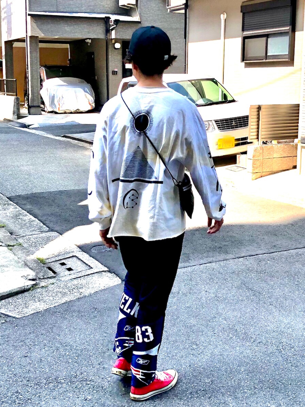 「ラフコーデ、スポーツミックス、トラックパンツ、春夏コーデ、初夏コーデ、ロゴT、ロンT、タイダイ柄、リメイク、運動会」｜「HURRAY HURRAYのアイテム（パンツ、ブルー系）」を使った、yosukeさん（メンズ・168cm）の春コーディネートの3枚目の写真