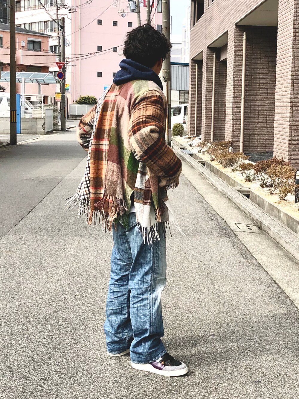「オーバーサイズ、ゆるコーデ、古着MIX、カラーニット、レイヤードスタイル、カーディガン、冬コーデ、春コーデ、大人コーデ」｜「ChampionのChampion(チャンピオン) / ビッグシルエット スウェット プルオーバー パーカー（パーカー、ブルー系）」を使った、yosukeさん（メンズ・168cm）の冬コーディネートの3枚目の写真