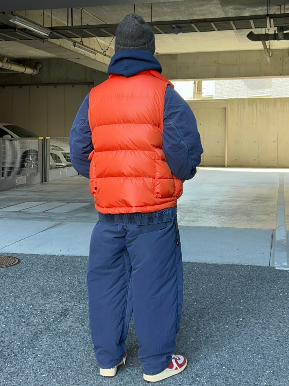 「レイヤードスタイル、ダウンベスト、冬コーデ、冬、スポーツミックス、セットアップ、アウトドアスタイル、ブルー、差し色コーデ、ストリートMIX」｜「DAIWA PIER39のDAIWA PIER39 TECH BACKPACKER DOWN VEST ダイワ ピア39 ダウン ベスト（ダウンベスト、オレンジ系）」を使った、yosukeさん（メンズ・168cm）の冬コーディネートの3枚目の写真