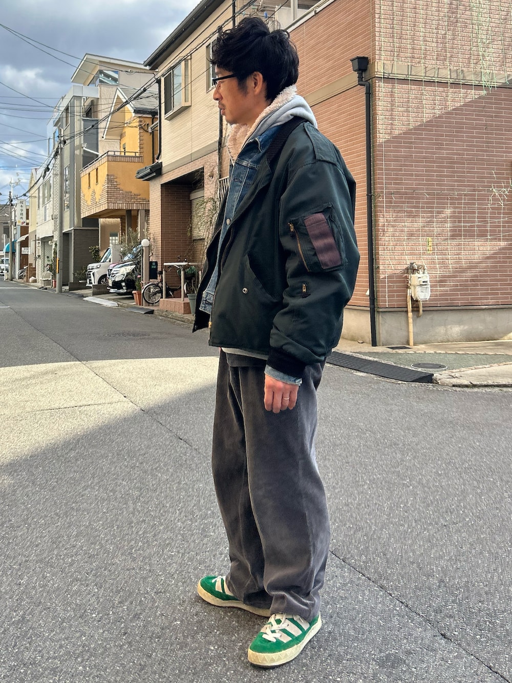 「レイヤードスタイル、MA-1、カナダ軍、ゆるコーデ、冬コーデ、ミリタリージャケット、コーデュロイパンツ、古着MIX、古着コーデ、adidas」｜「VINTAGEのアイテム（MA-1、ブルー系）」を使った、yosukeさん（メンズ・168cm）の冬コーディネートの2枚目の写真