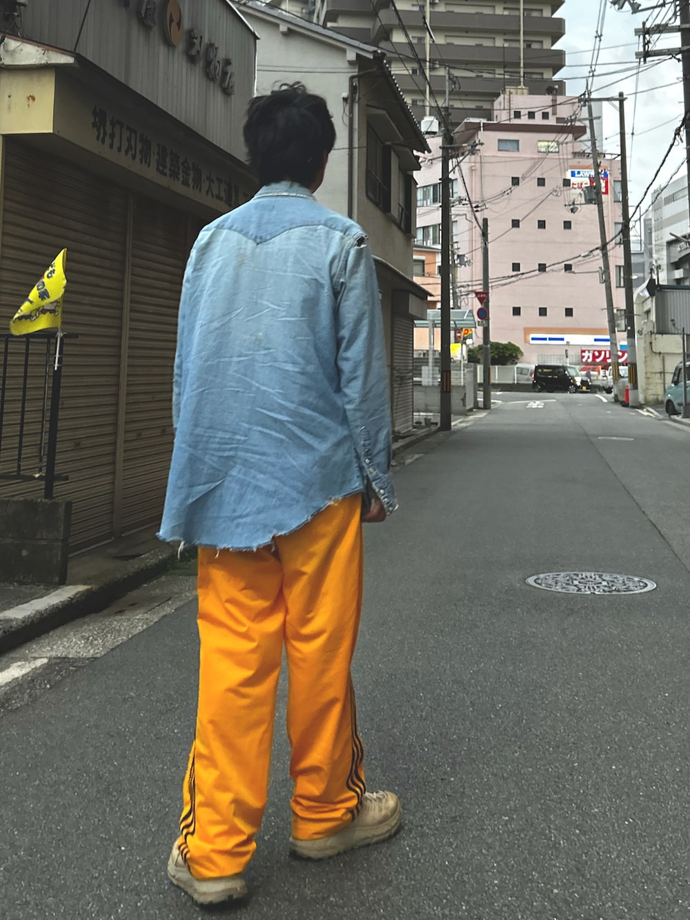 「アメカジ、デニムシャツ、春コーデ、初夏コーデ、スポーツミックス、トラックパンツ、ラフコーデ、ゆるコーデ、古着MIX、アディダスオリジナルス」｜「SEVEN BY SEVENの＜7×7＞REWORK WESTERN SHIRT/ｼｬﾂ.（シャツ/ブラウス、ブルー系）」を使った、yosukeさん（メンズ・168cm）の春コーディネートの3枚目の写真