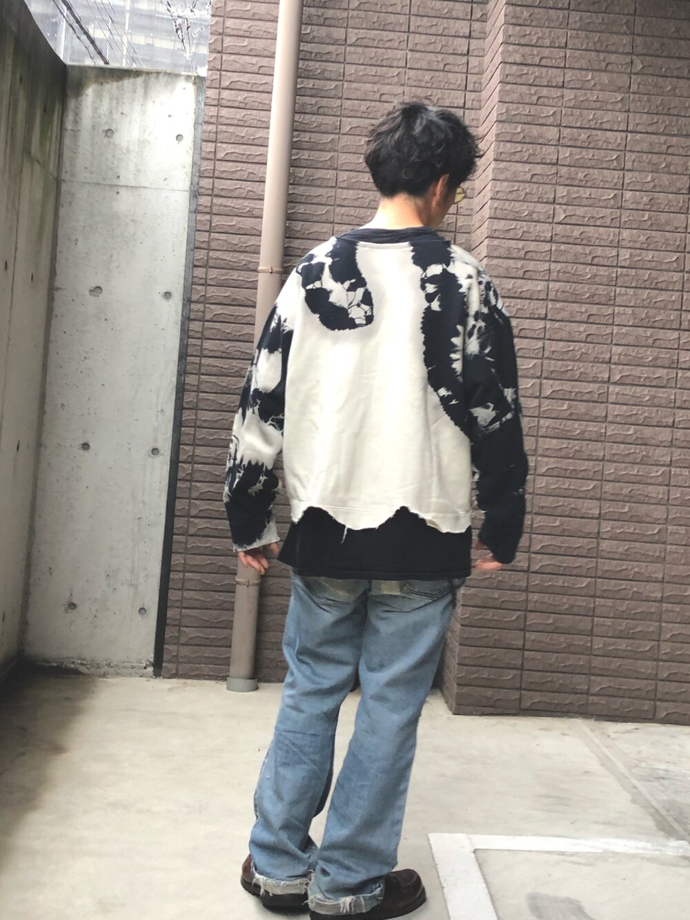 「ゆるコーデ、革靴、ダメージ、春コーデ、レイヤードスタイル、ボロボロ、タイダイ柄、メガネ男子、リメイク、デニムっていいよね」｜「Levi'sのアイテム（デニムパンツ、ブルー系）」を使った、yosukeさん（メンズ・168cm）の春コーディネートの4枚目の写真