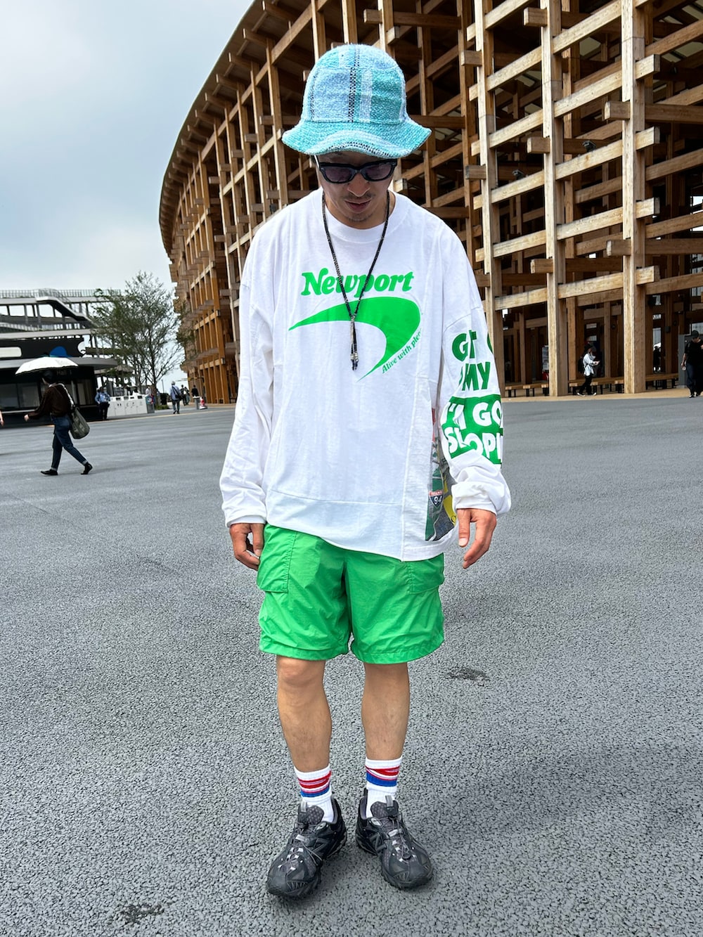 ホワイト系のTシャツ/カットソー、グリーン系のその他パンツ、ブラック系のスニーカーを着用したメンズの春コーディネートの2枚目の写真