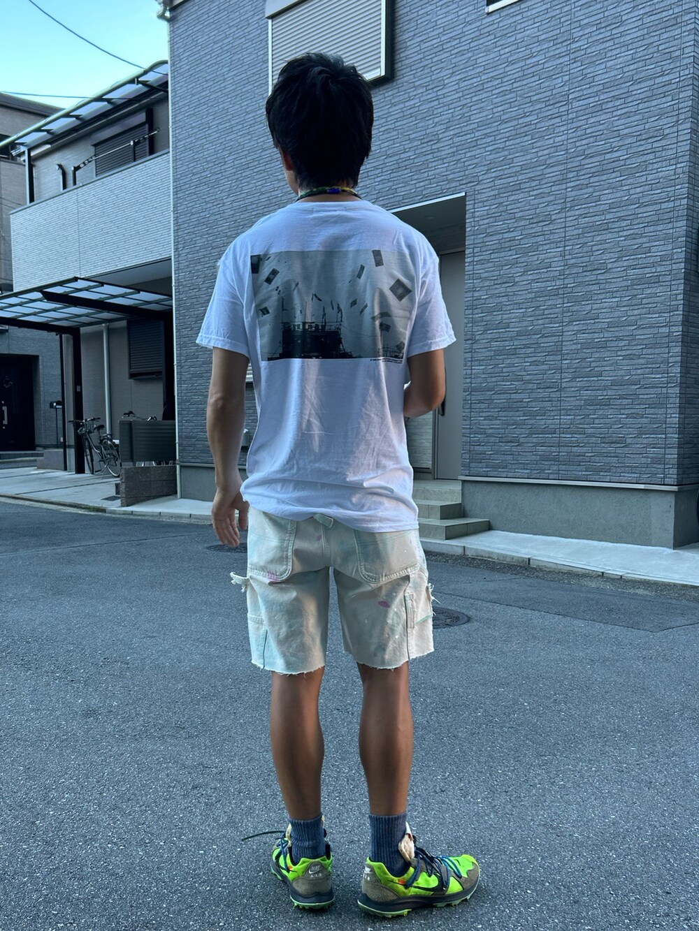 ホワイト系のTシャツ/カットソー、ホワイト系のその他パンツ、グリーン系のスニーカーを着用したメンズの夏コーディネートの3枚目の写真