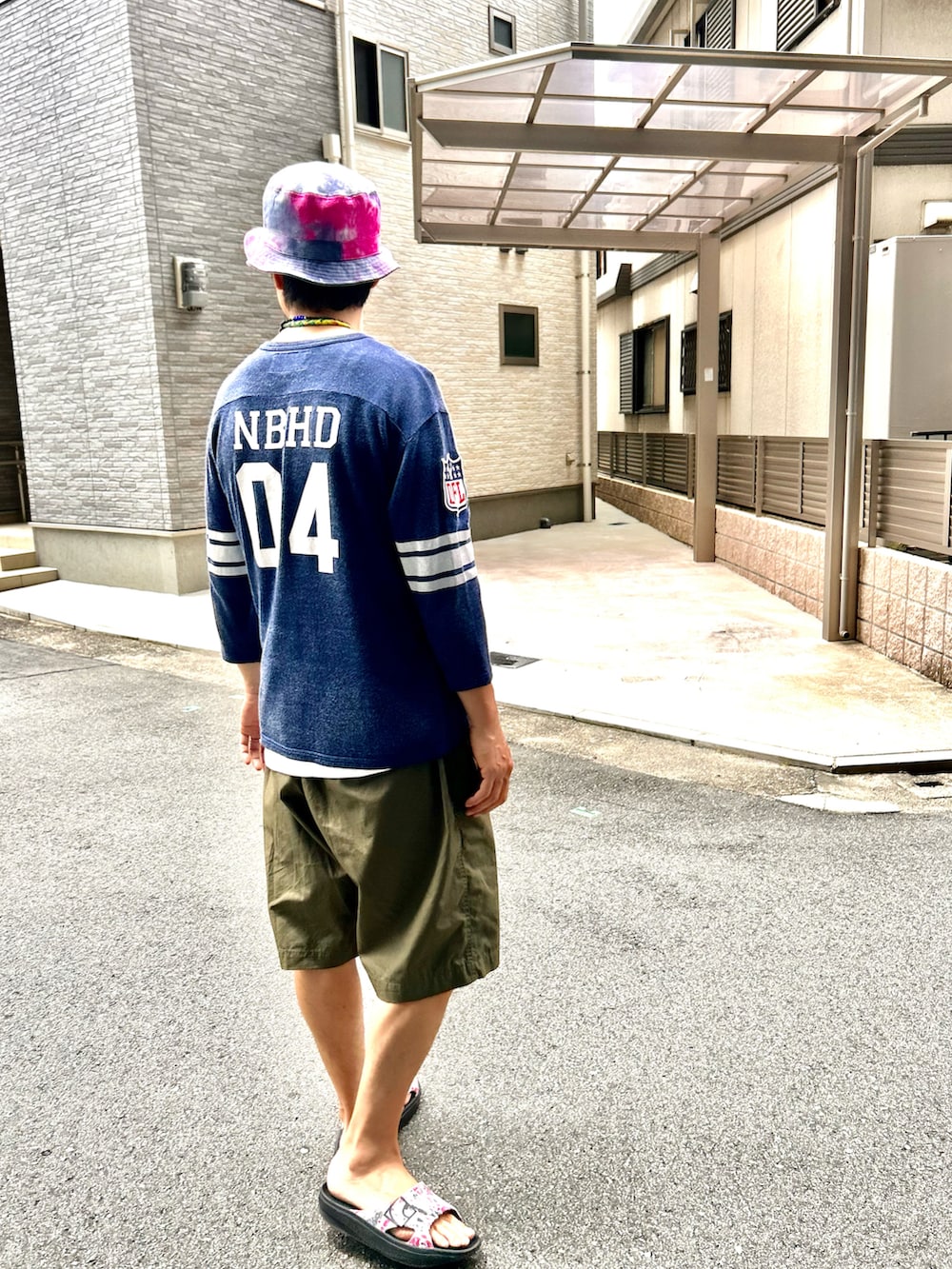 「夏コーデ、海コーデ、ワイドショーツ、ハーフパンツ、カーゴショーツ、古着、リカバリーサンダル、タイダイ柄、バケットハット」｜「NEIGHBORHOODのアイテム（Tシャツ/カットソー、ブルー系）」を使った、yosukeさん（メンズ・168cm）の夏コーディネートの3枚目の写真