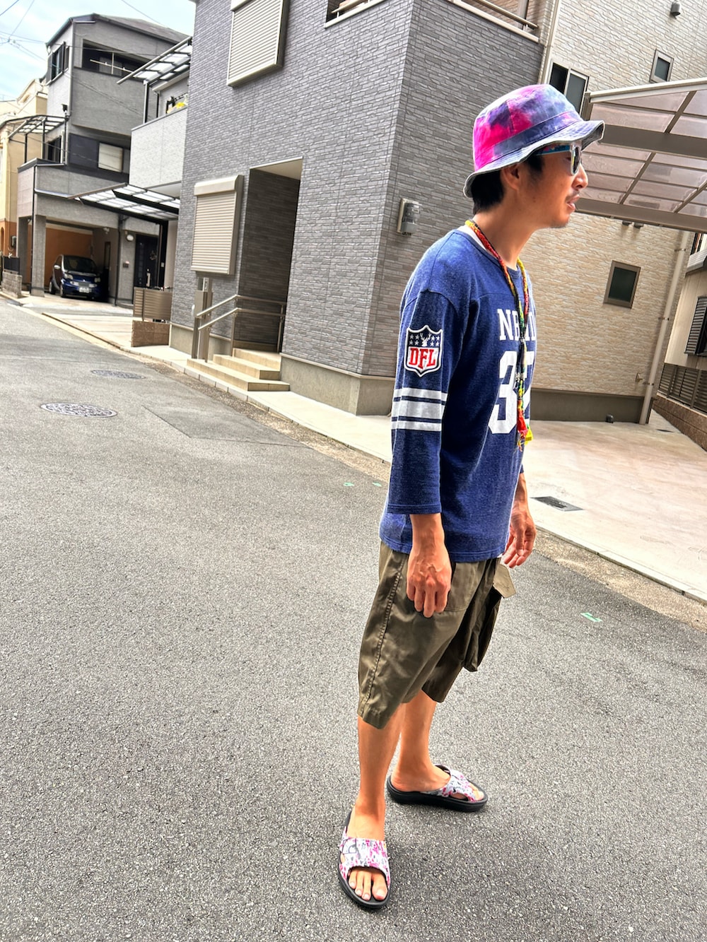 「夏コーデ、海コーデ、ワイドショーツ、ハーフパンツ、カーゴショーツ、古着、リカバリーサンダル、タイダイ柄、バケットハット」｜「NEIGHBORHOODのアイテム（Tシャツ/カットソー、ブルー系）」を使った、yosukeさん（メンズ・168cm）の夏コーディネートの2枚目の写真